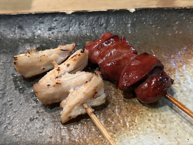 炭火で焼き上げた鶏の白い部位とレバーの串
