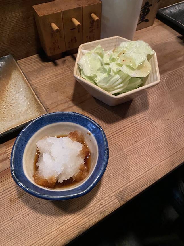 お通しのキャベツと大根おろし