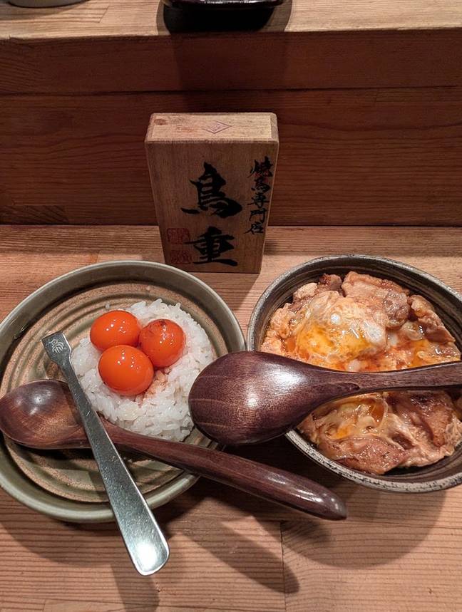 親子丼と、卵黄をのせたご飯